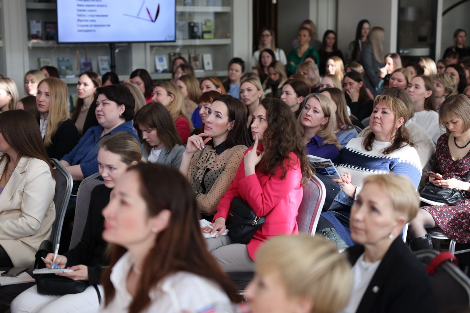 Более 350 предпринимательниц Удмуртии посетили бизнес-форум «О чем говорят женщины»
